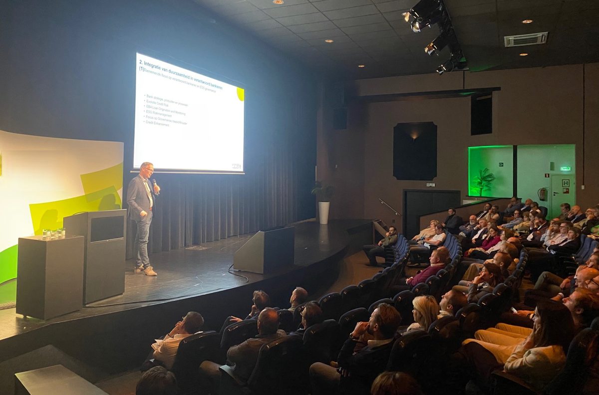Martin de Bruin geeft een keynote over AI op een podium